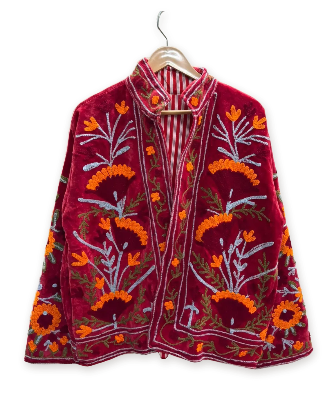 Chaqueta Rojo y naranja, bordada a mano, colgada en su percha