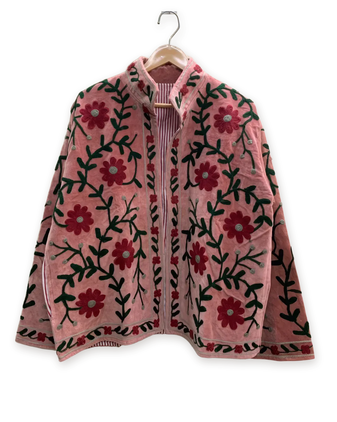 Chaqueta Rosa y granate, bordada a mano, colgada en su percha