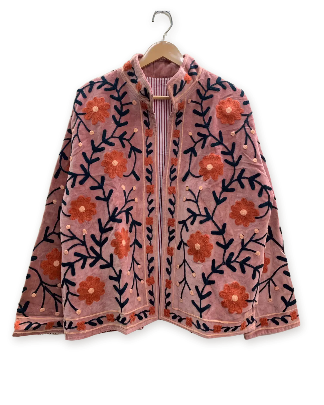 Chaqueta Rosa y naranja, bordada a mano, colgada en su percha
