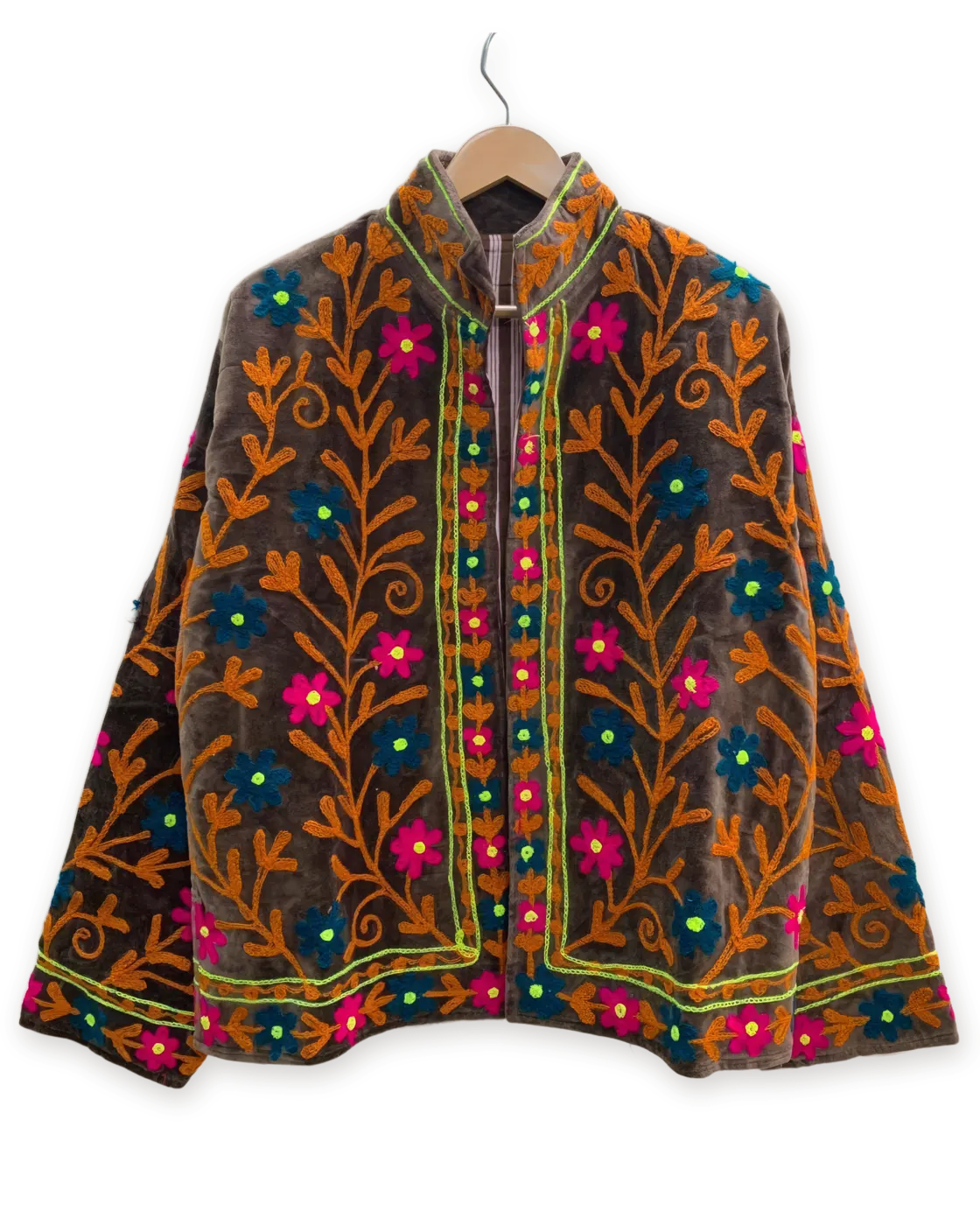 Chaqueta Chocolate y fucsia, bordada a mano, colgada en su percha