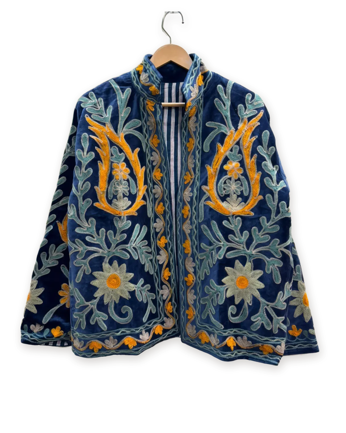 Chaqueta Azul y mostaza, bordada a mano, colgada en su percha