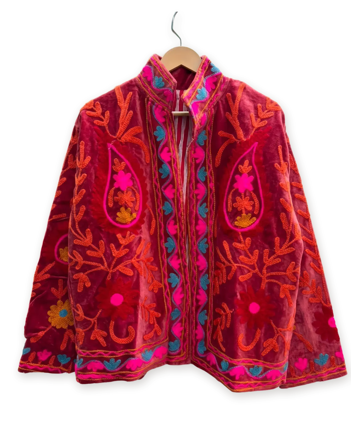 Chaqueta Frambuesa y fucsia, bordada a mano, colgada en su percha