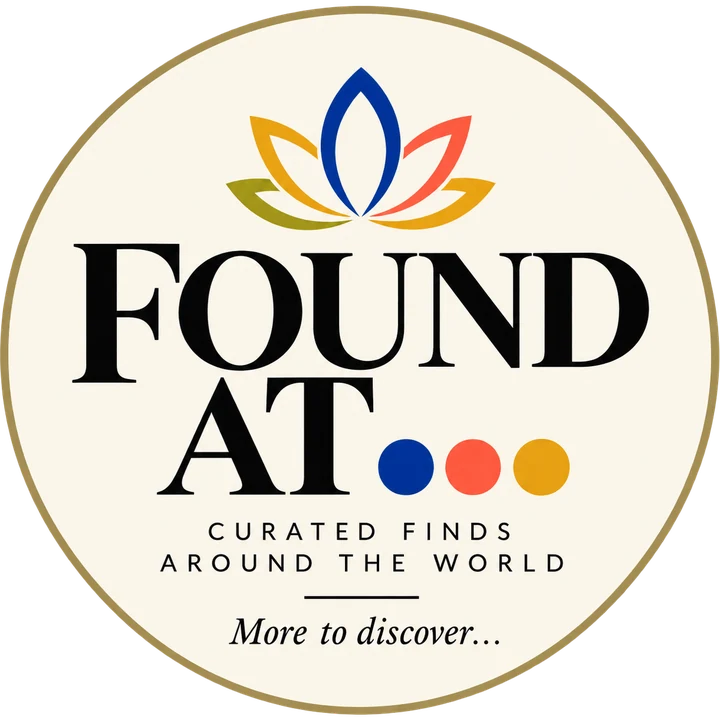 Logo de Found At: flor de loto y tres puntos