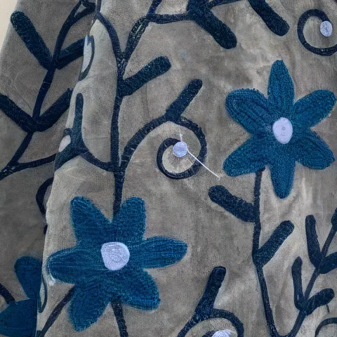 Detalle de la chaqueta Ceniza y azul