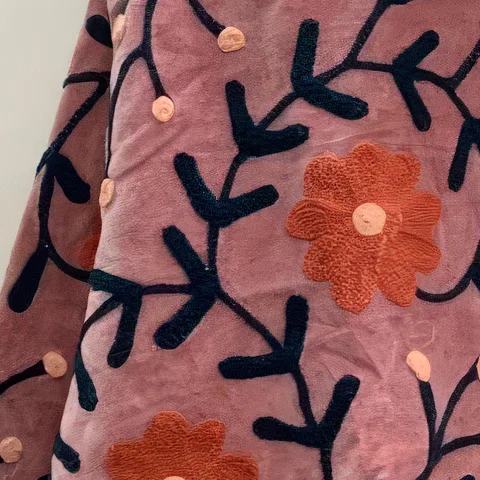 Detalle de la chaqueta Rosa y naranja