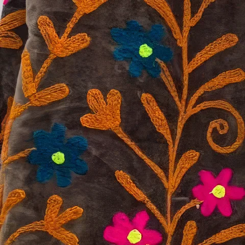 Detalle de la chaqueta Chocolate y fucsia