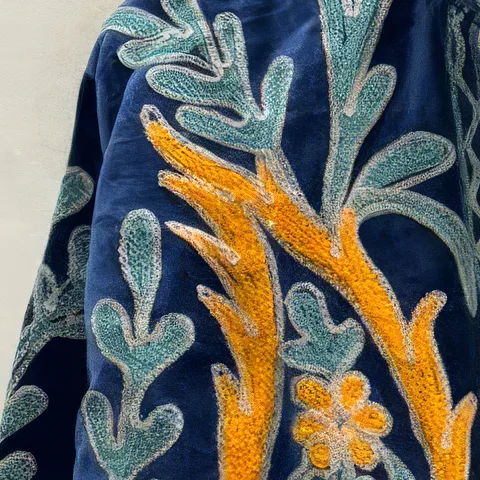 Detalle de la chaqueta Azul y mostaza