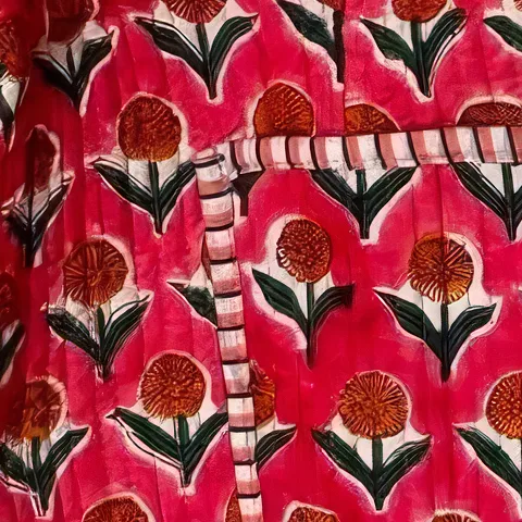 Detalle de la chaqueta Frambuesa con flores