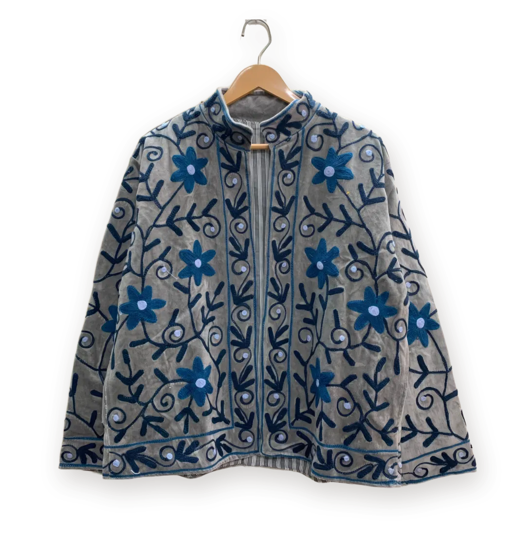 Chaqueta Ceniza y azul, bordada a mano, en su percha