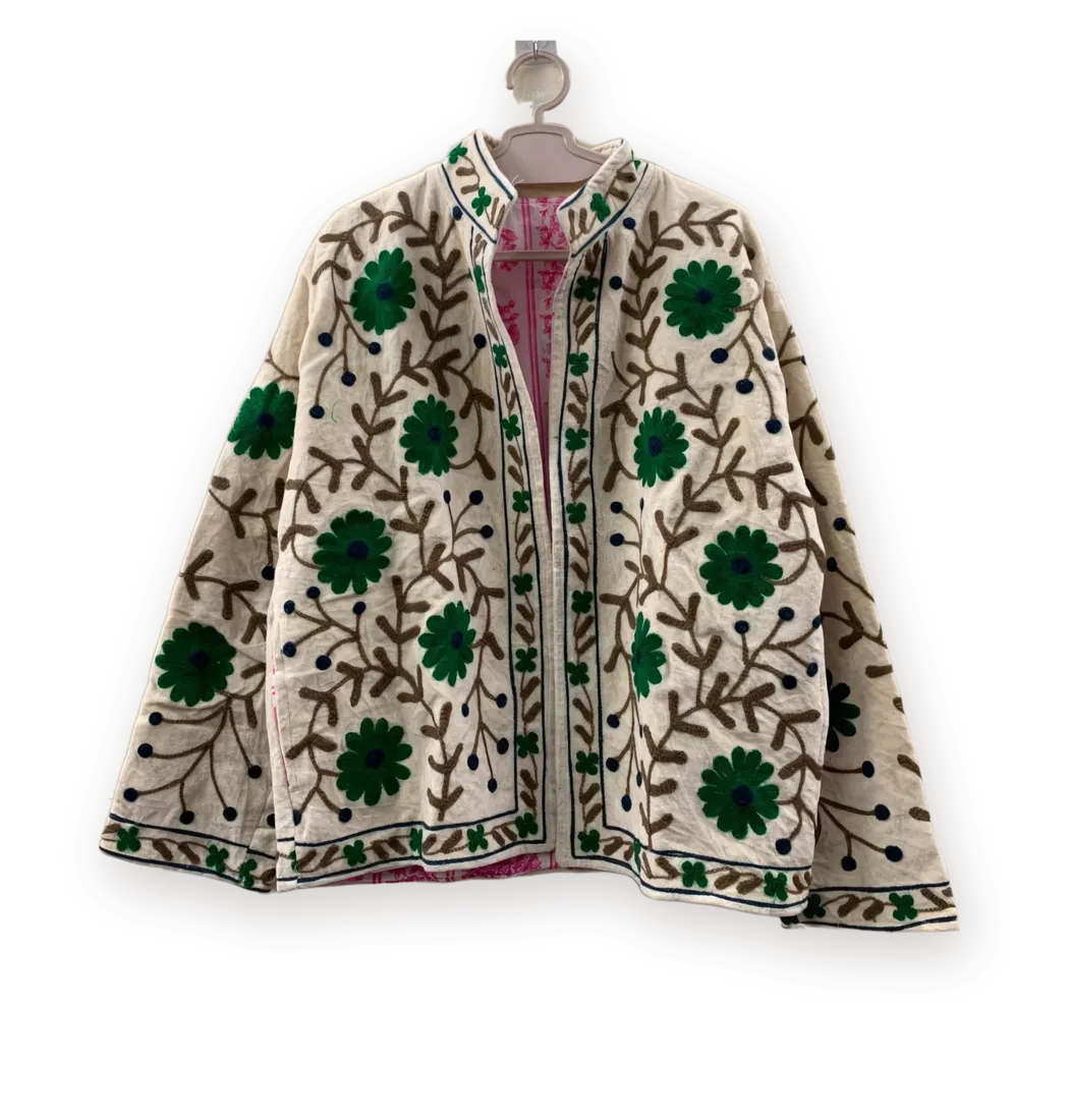 Chaqueta Crema con verde, bordada a mano, en su percha
