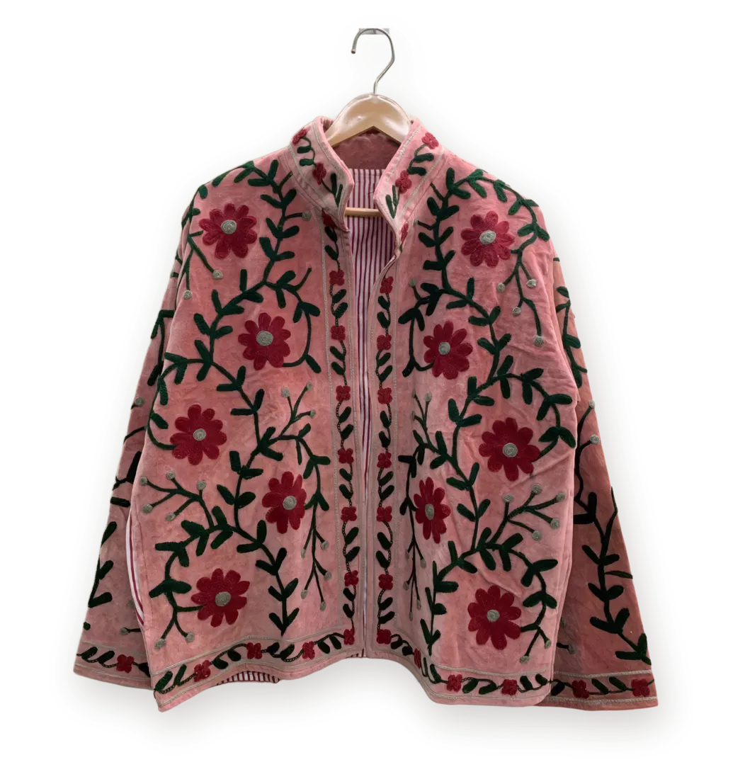 Chaqueta Rosa y granate, bordada a mano, en su percha