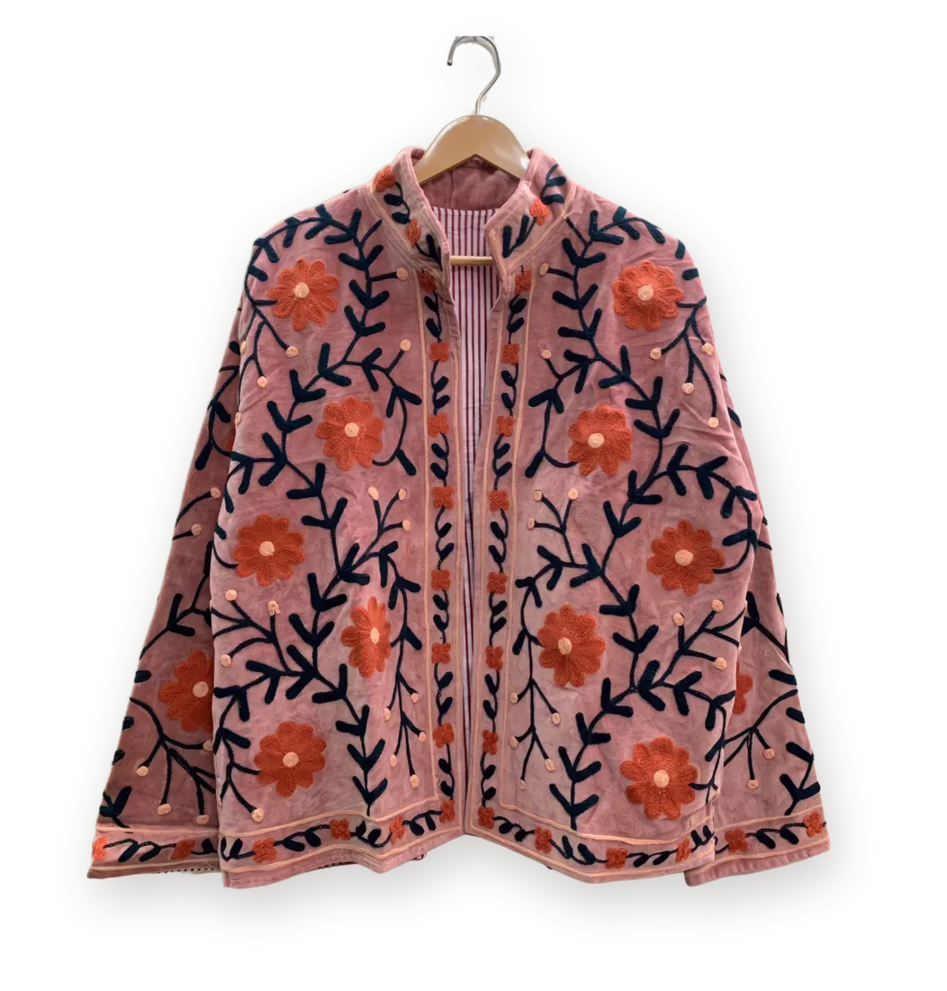 Chaqueta Rosa y naranja, bordada a mano, en su percha