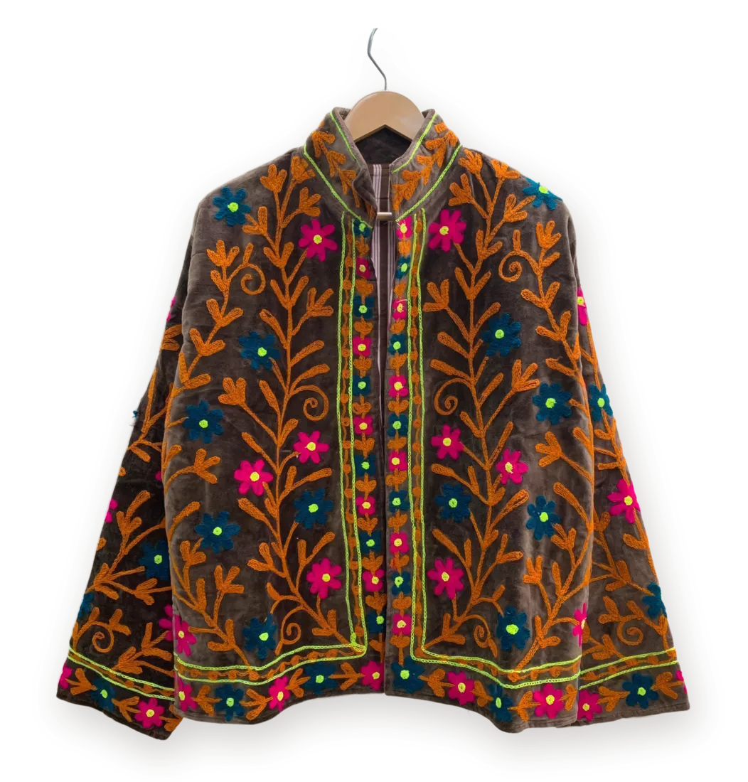Chaqueta Chocolate y fucsia, bordada a mano, en su percha