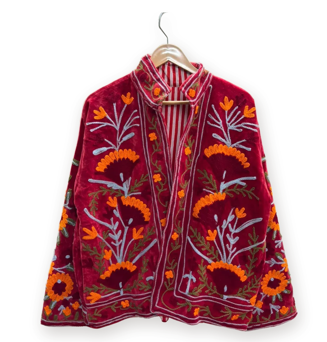 Chaqueta Rojo y naranja, bordada a mano, en su percha