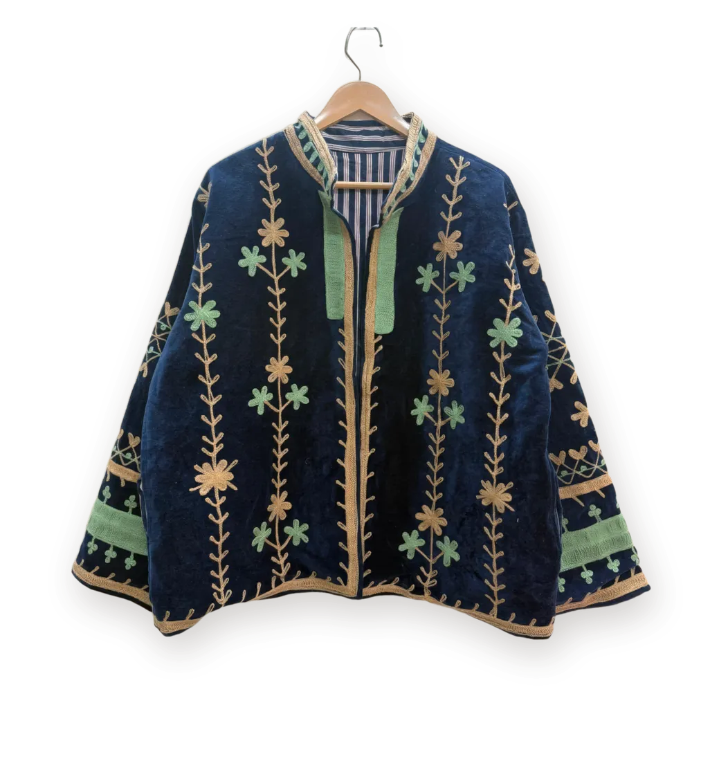 Chaqueta Marino y salvia, bordada a mano, en su percha