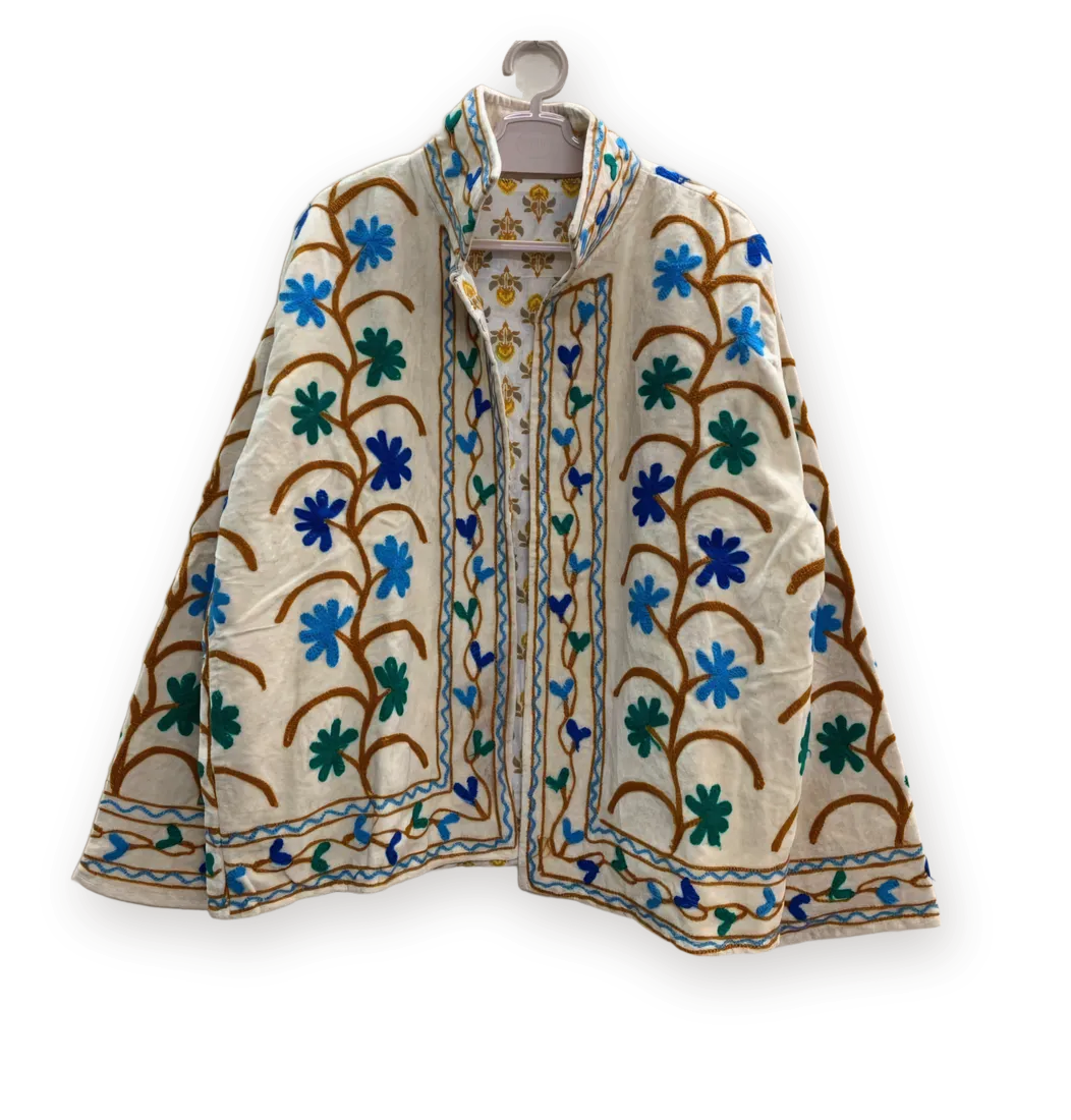 Chaqueta Crema con azul, bordada a mano, en su percha