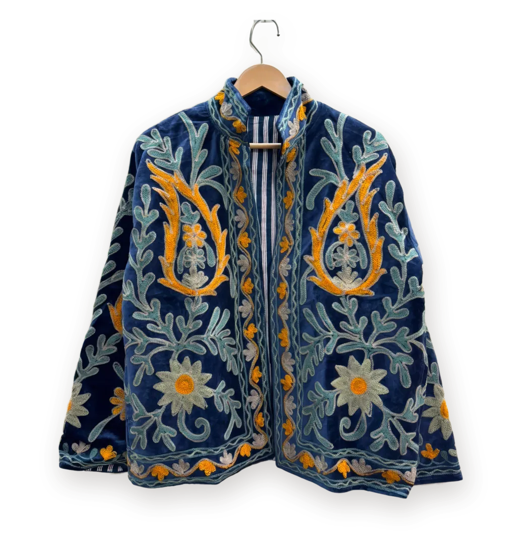 Chaqueta Azul y mostaza, bordada a mano, en su percha