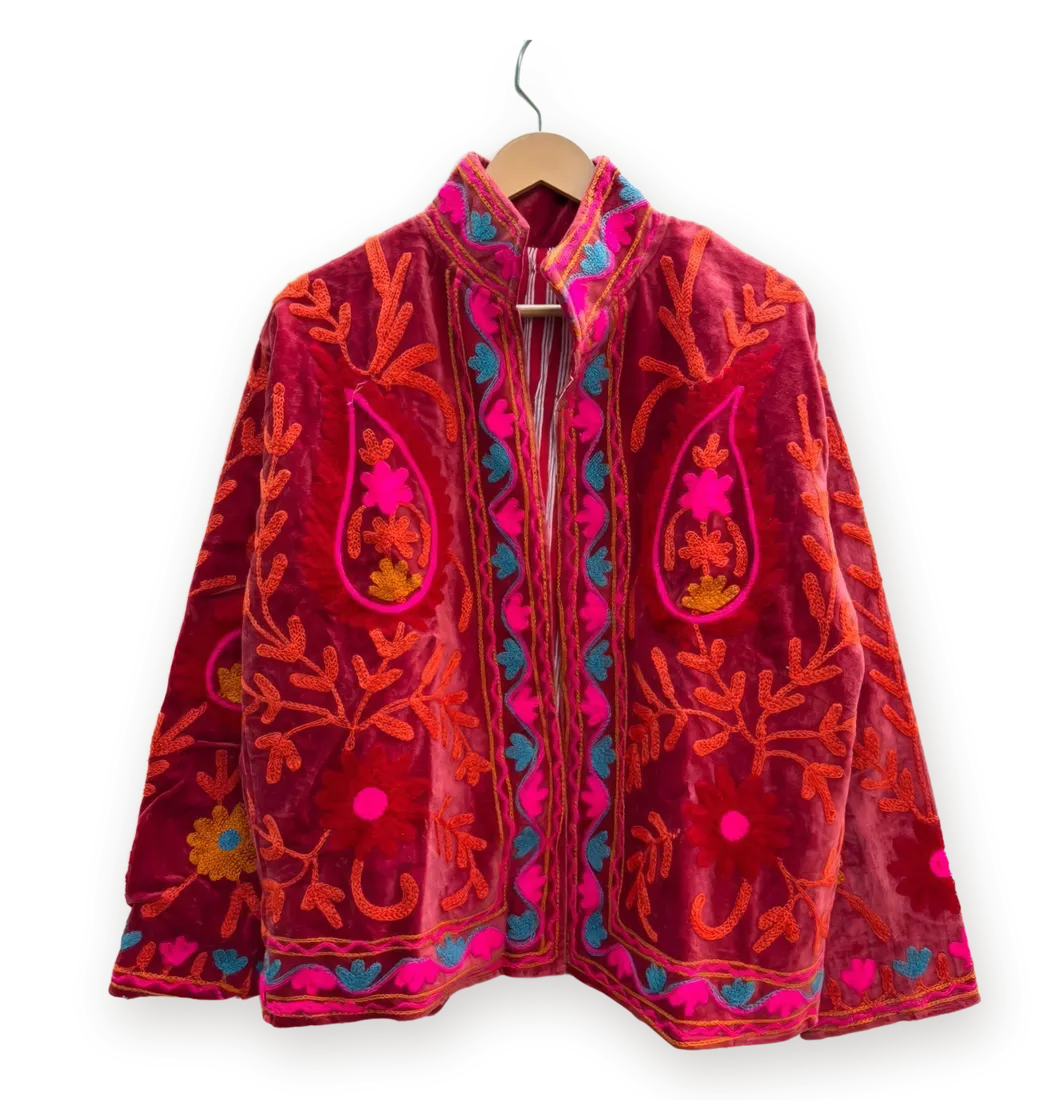 Chaqueta Frambuesa y fucsia, bordada a mano, en su percha