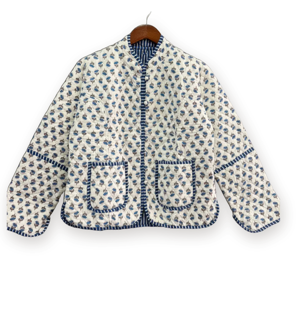 Chaqueta Blanco con azul, acolchada con estampado a bloque, en su percha