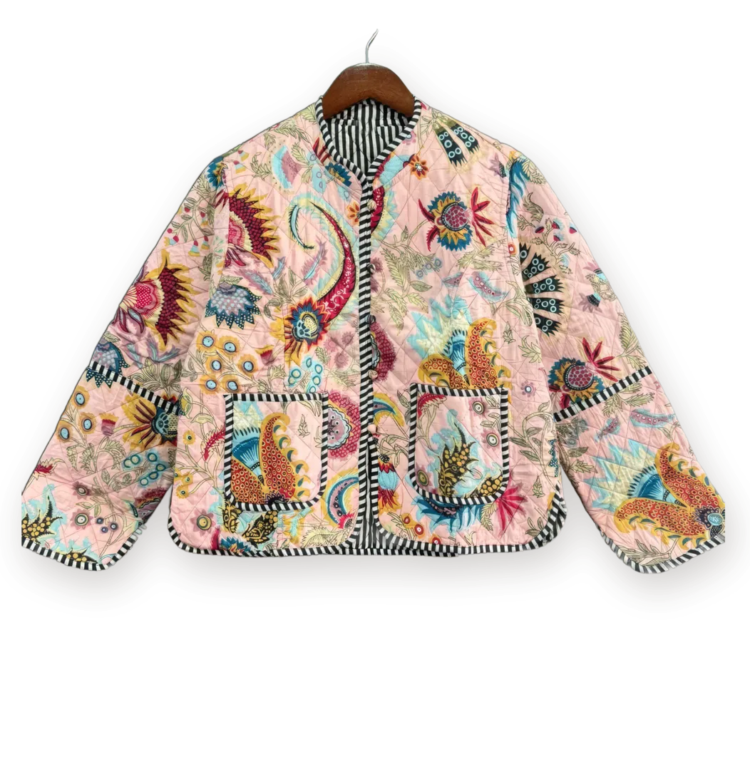 Chaqueta Rosa chintz, acolchada con estampado a bloque, en su percha