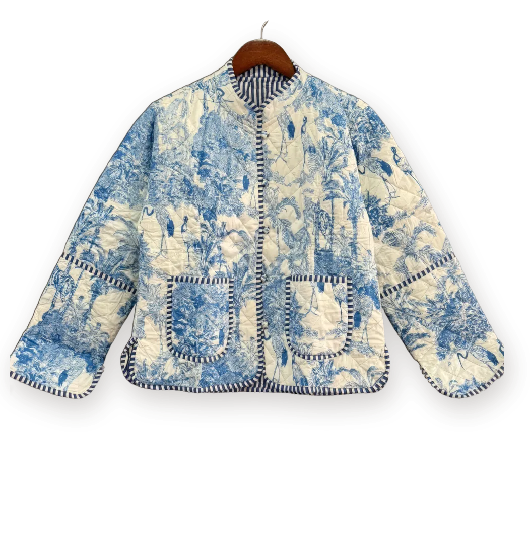 Chaqueta Toile azul, acolchada con estampado a bloque, en su percha
