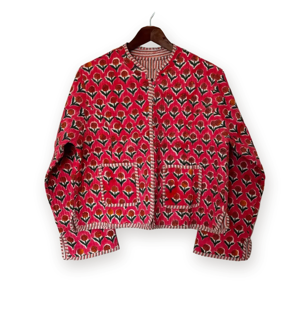 Chaqueta Frambuesa con flores, acolchada con estampado a bloque, en su percha