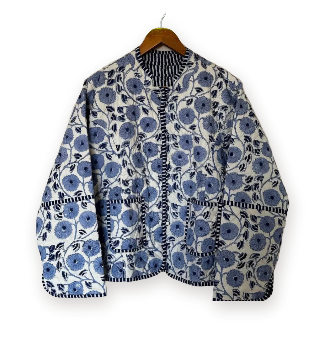 Chaqueta Blanco con lavanda, acolchada con estampado a bloque, en su percha