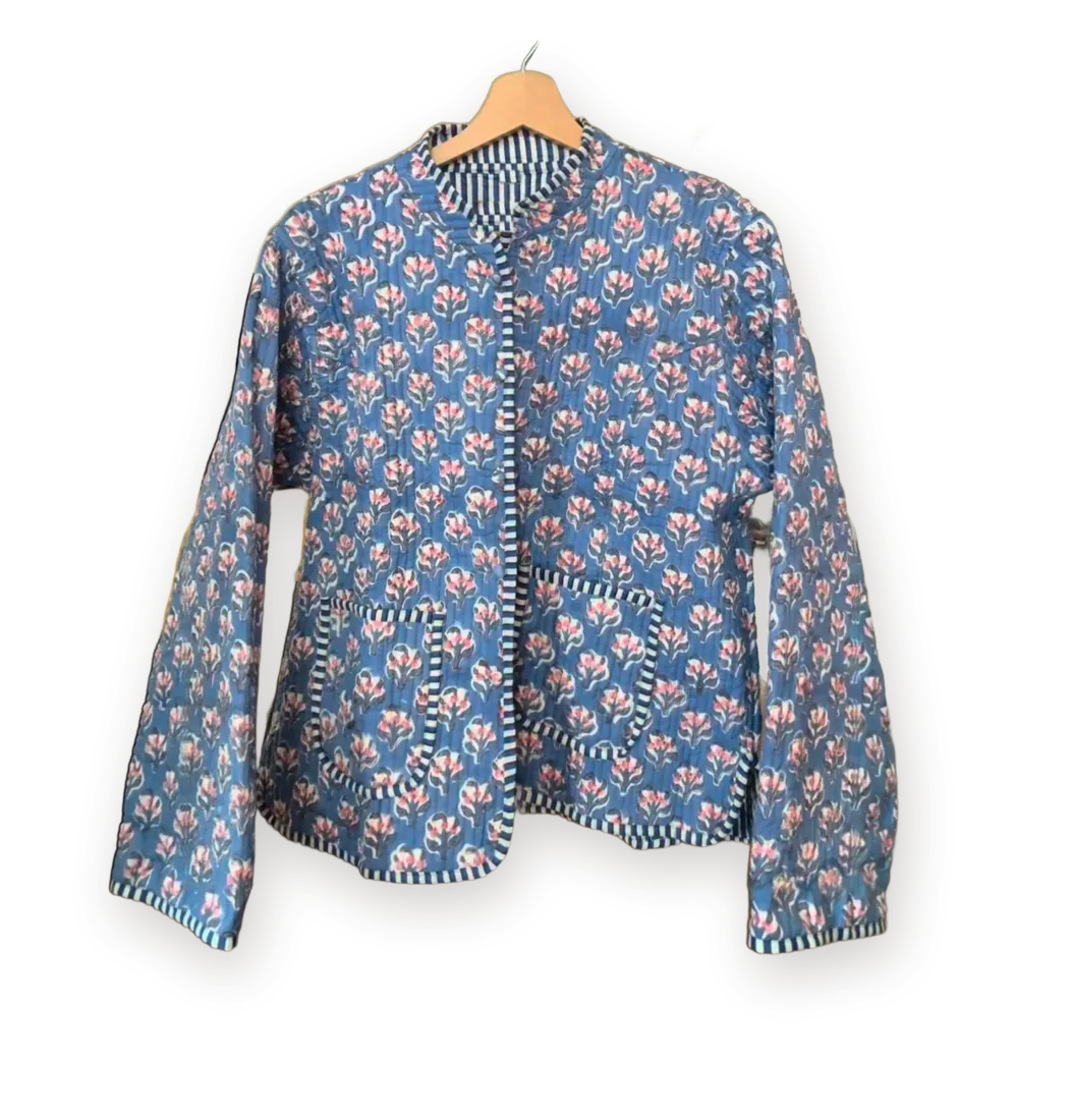 Chaqueta Azul con rosa, acolchada con estampado a bloque, en su percha