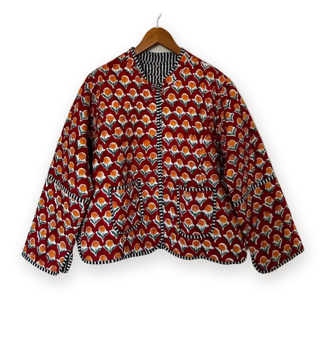 Chaqueta Granate con naranja, acolchada con estampado a bloque, en su percha