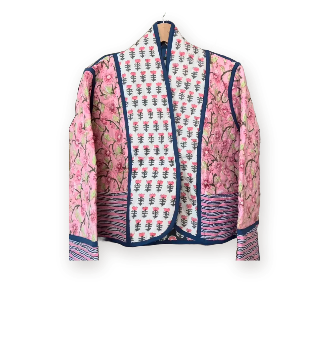 Chaqueta Rosa y tulipanes, acolchada con estampado a bloque, en su percha